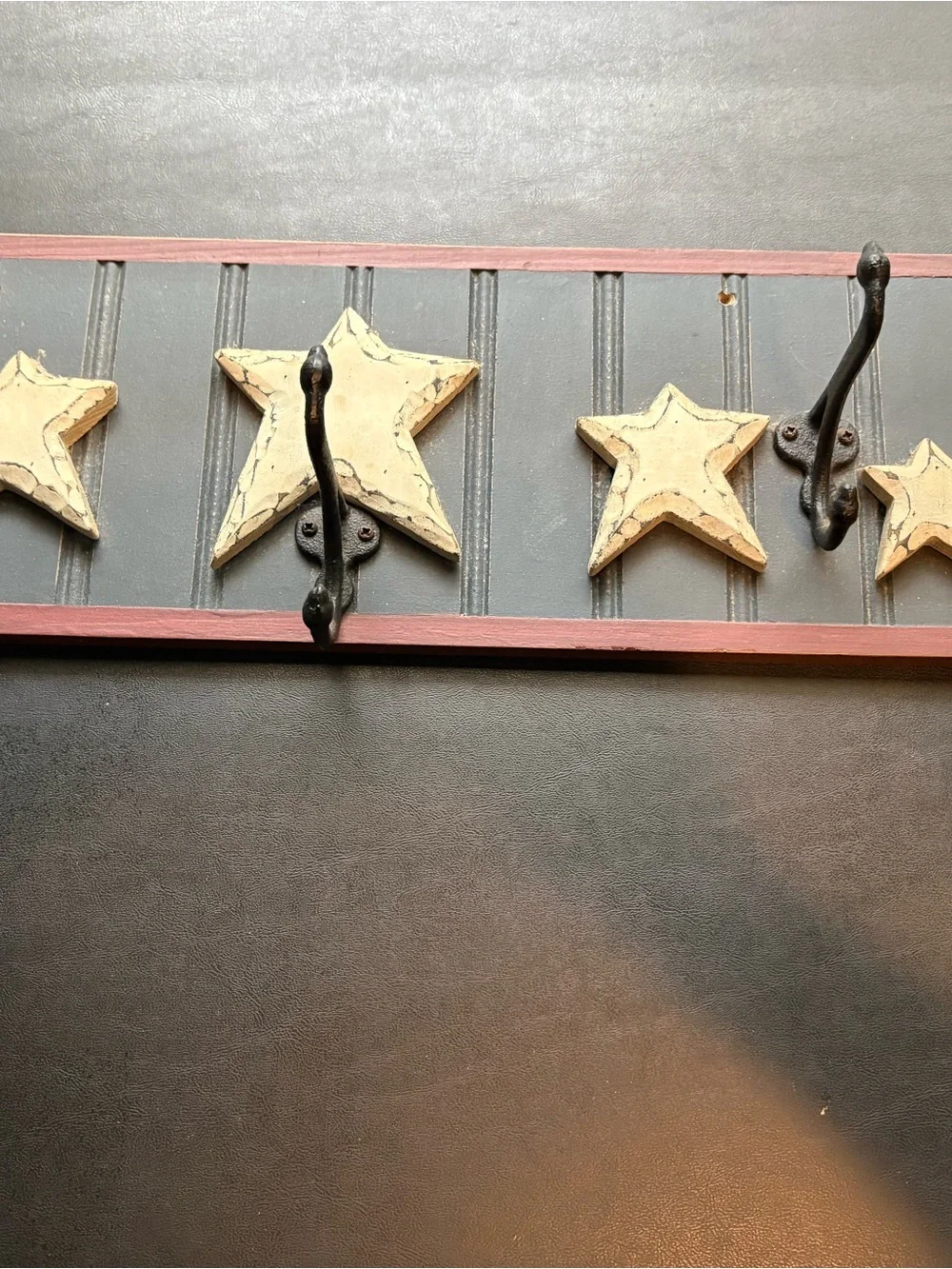 Farmhouse Star Wall Hook Rack in Beige and Black -